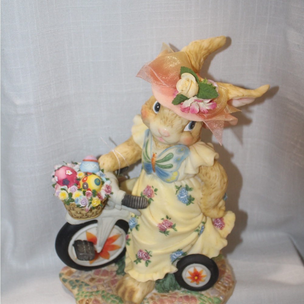 Windsor Collection Rabbit bunny figurine Brand New